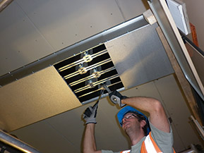 MJ-kiskon liittimien asennus. MJ-kiskon liittimien asennus.