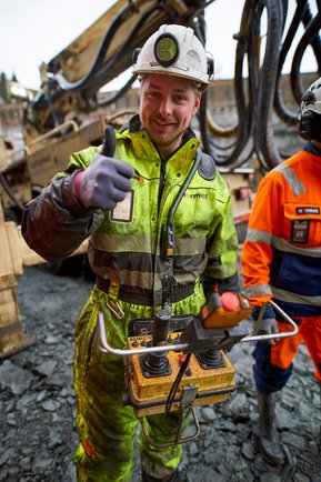 Haehre-spraying-photo-shoot-hires-600x899px